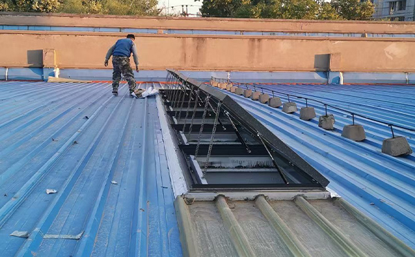 某区域性物流仓储中心泽普排烟窗系统安装项目